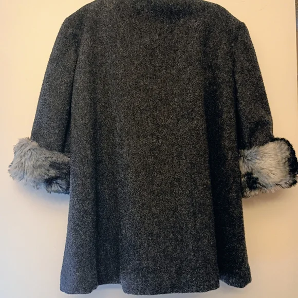 Classy Vintage Helena Charcoal  2pc Suit with Faux Fur Trim (Girls 3T) - Picture 2 of 8